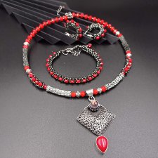 Komplet biżuterii naszyjnik-choker z posrebrzaną zawieszką z kamieni szlachetnych (koral) i bransoletką na drucie pamięciowym i kolczyki