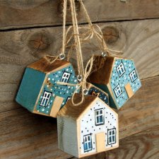 4 małe drewniane domki - zawieszki do świątecznej dekoracji