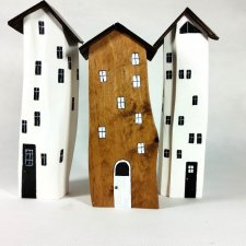 Krzywe domki - dekoracja z drewna.
