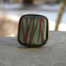 Pręty na jasnej zieleni  - pierścionek