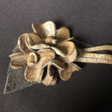 Kultowy vintage - oryginalna brosza z lat 70-ych - skórzane kwiaty ;)