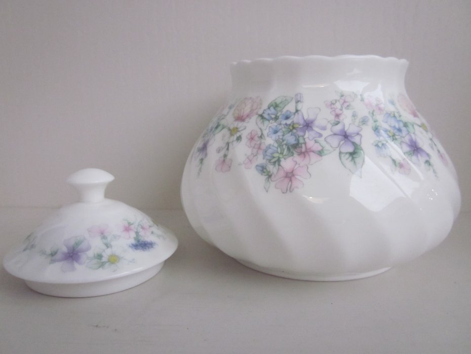 英国製】【黒壺】 Wedgwood 【April Flowers】トリオペアの+