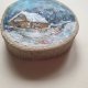Obraz-magnes na lodówkę ręcznie malowany na drewnie Zima domek+ pudełko