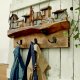 Drewniany wieszak z domkami, na ubrania - Wioska