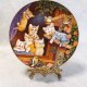 PORCELANOWY KOLEKCJONERSKI TALERZ JURGEN SCHOLZ FRISKY FELINES KITTEN CAPERS BRADEX COLLECTORS PLATE