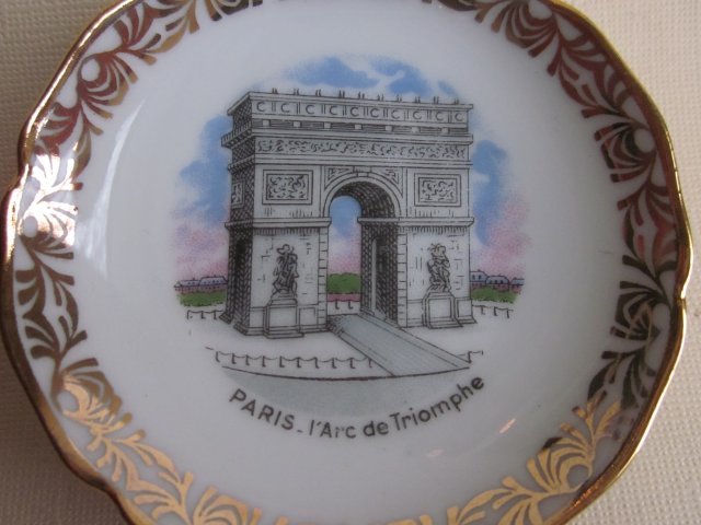 LIMOGES FRANCE  - PARIS.  I'ARC  DE TRIOMPHE - kolekcjonerska porcelana - niewielki talerzyk - podstawek