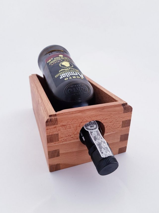 drewniany stojak na wino