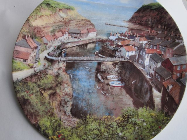 Malarski WEDGWOOD - WHITBY - BY CLIVE MADGWICK THE SAFE HARBOUR COLLECTION - KOLEKCJONERSKI TALERZ PORCELANOWY