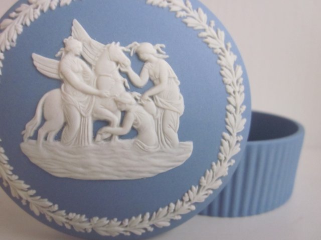 Wedgwood Antique rzadko spotykana forma -bogato zdobione biskwitowe kolekcjonerskie eleganckie puzderko