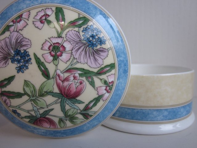 Wedgwood 1995  SARAH  szlachetnie porcelanowe puzdro rzadko spotykana seria