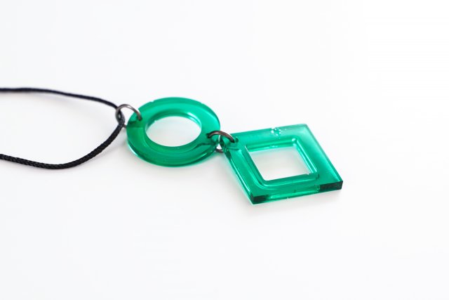 Geometryczny zielony wisiorek koło i kwadrat z żywicy epoksydowej 4,7 cm