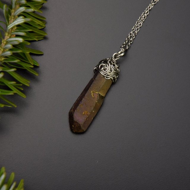 Wisiorek talizman kwarc tytanowy aura tęczowa kryształ górski wire wrapping