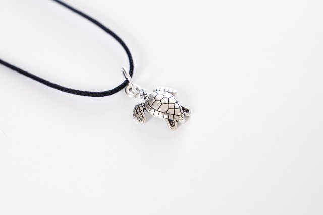 Wisiorek żółwik kolor srebrny, 1,5 cm + zapięcie magnetyczne