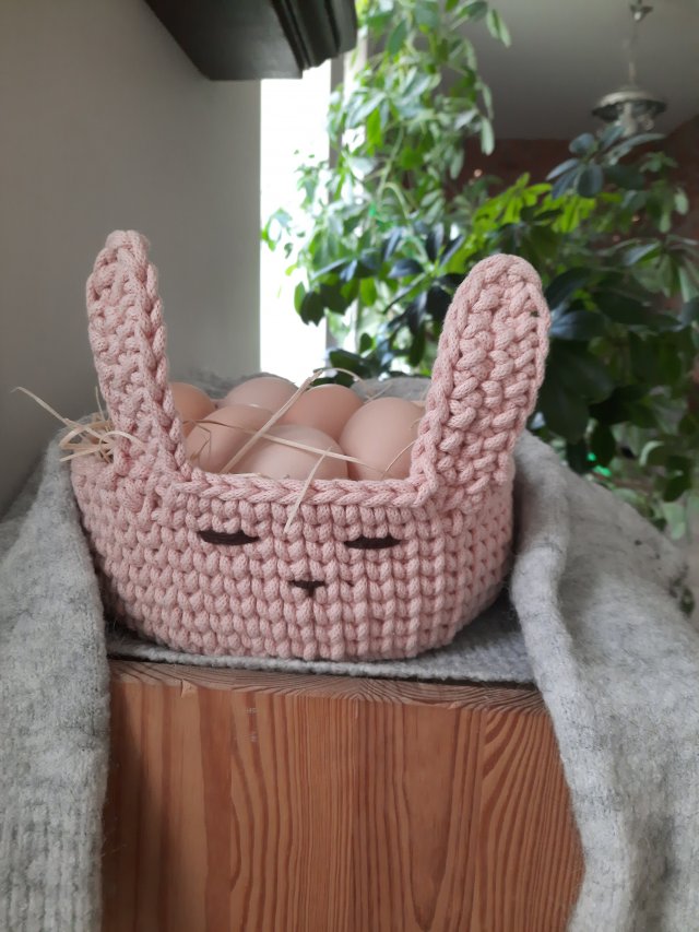 Wielkanocny koszyk w kształcie królika
