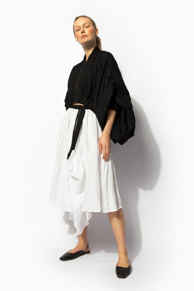 Biała, obszerna asymetryczna spódnica z kontrastową czarną taśmą