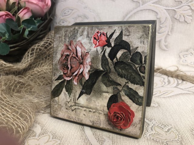 Szkatułka z różą, drewniane pudełko na prezent