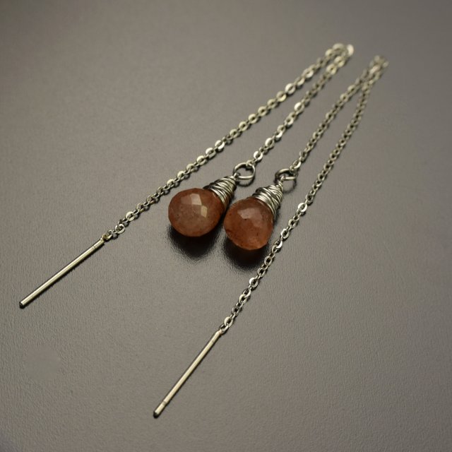 Minimalistyczne kolczyki przewlekane kwarc truskawkowy, wire wrapping, stal chirurgiczna