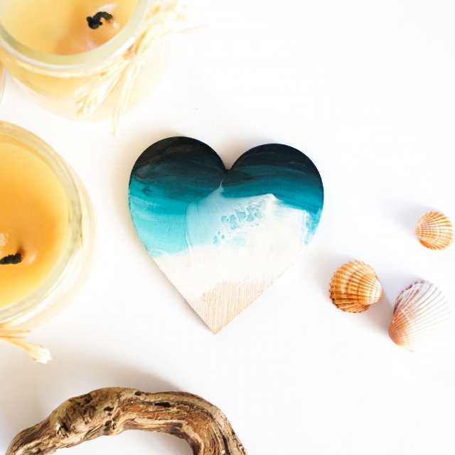 Artystyczny magnes serce plaża z falami z żywicy epoksydowej 7x7 cm handmade, styl boho