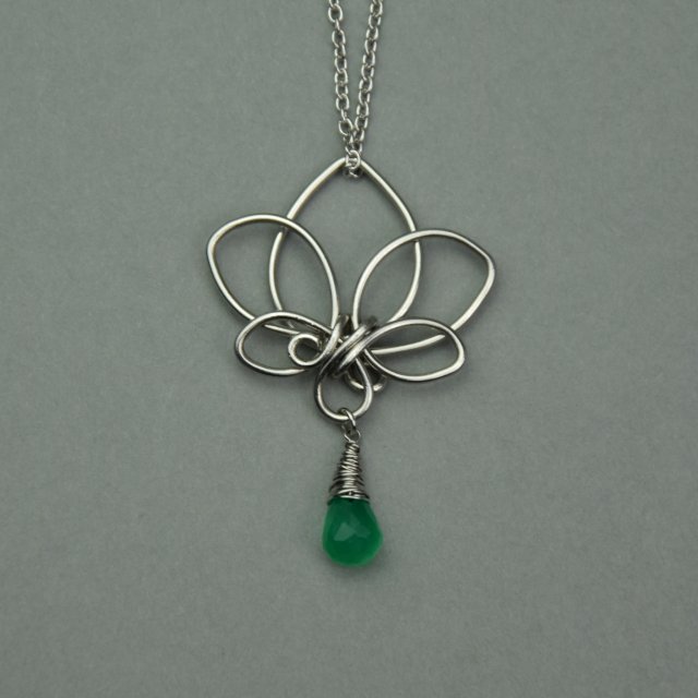 Wisiorek kwiat lotosu zielony onyks, wire wrapping, stal chirurgiczna