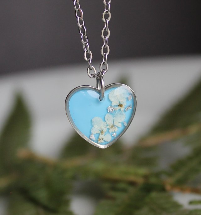 Srebrna zawieszka serce srebrny wisiorek serduszko naszyjnik suszone kwiaty żywica naturalna biżuteria niebieskie