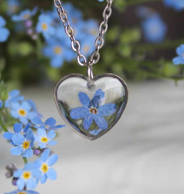 Srebrna zawieszka serce srebrny wisiorek serduszko naszyjnik suszone kwiaty żywica naturalna biżuteria niezapominajki niezapominajką niezapominajka