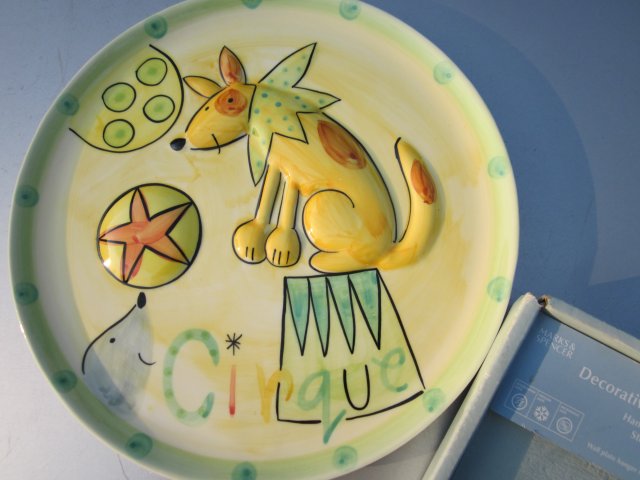 cirque - marks &Spencer home 24,5 cm  - hand painted decorative plate - nowy w oryginalnym firmowym opakowaniu