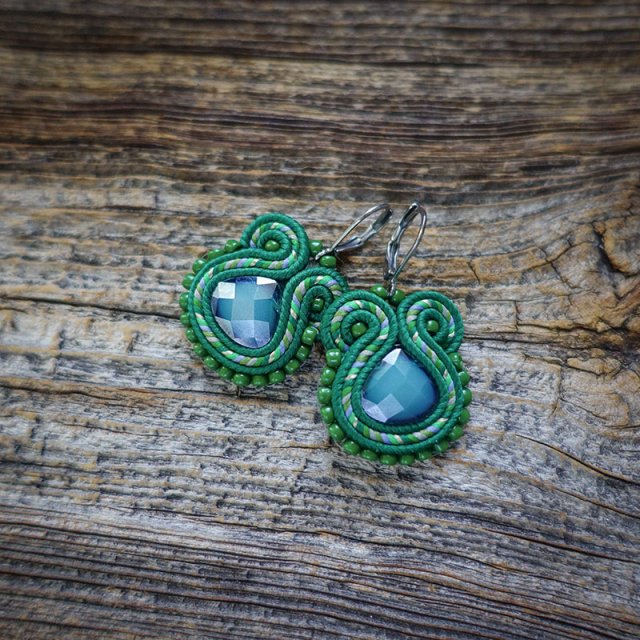 Małe zielone kolczyki soutache