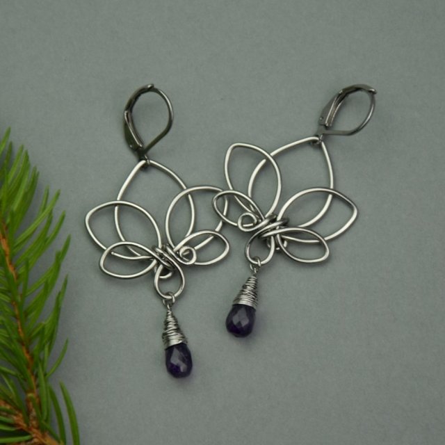 Długie kolczyki kwiat lotosu z ametystami stal chirurgiczna, wire wrapping, ametyst