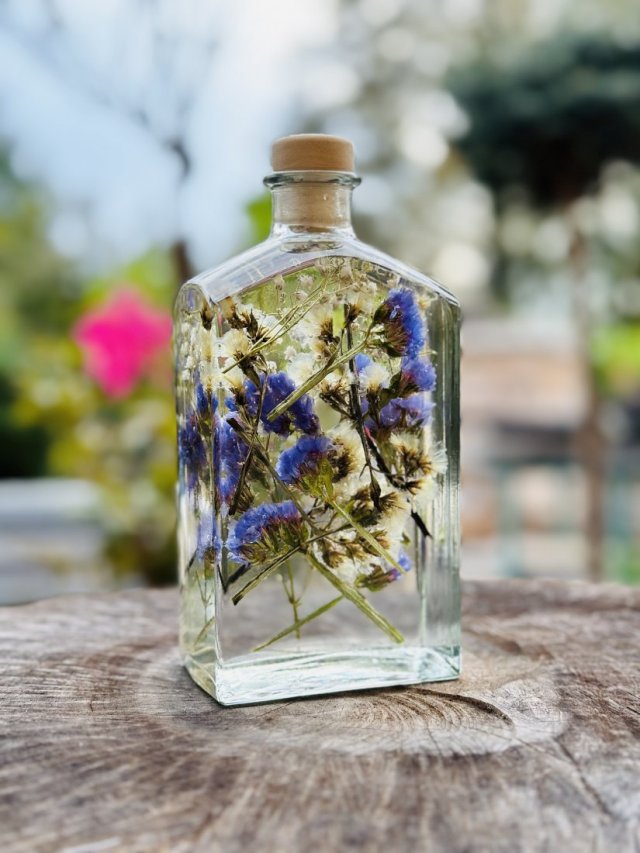 Kompozycja z kwiatami w szklanej butelce 500 ml