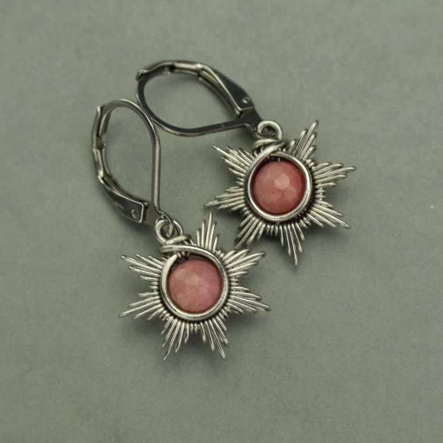 Kolczyki różowe słoneczka rodonit, wire wrapping, stal chirurgiczna, słońce