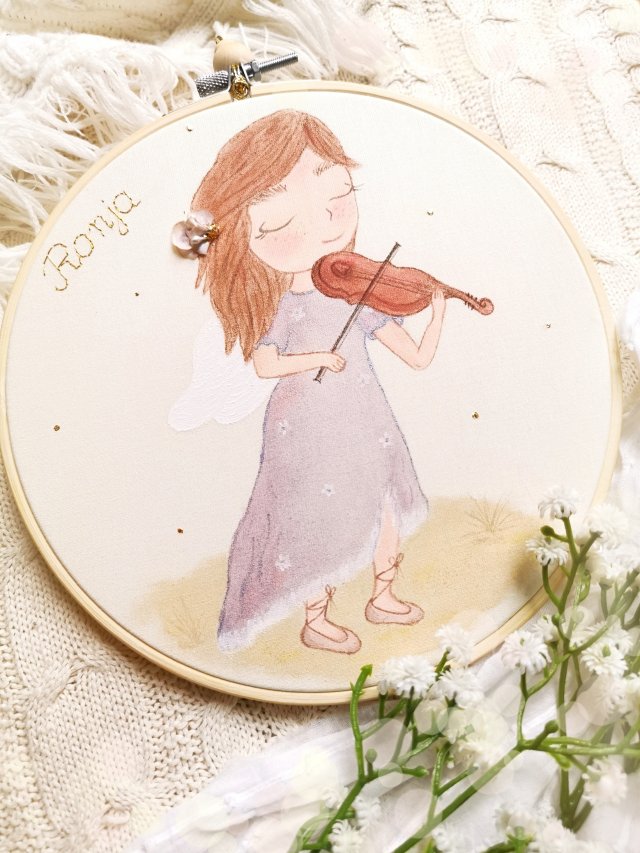 anioł grający na skrzypcach, personalizowana pamiątka I Komunii dla dziewczynki