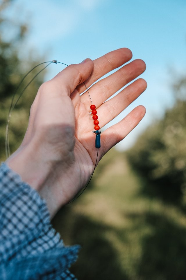 Minimalistyczny naszyjnik z kamieni w stylu industrialnym