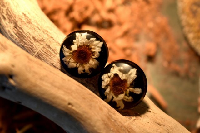 Okrągłe, czarne kolczyki z Kwiatami. Wkrętki. Sztyfty