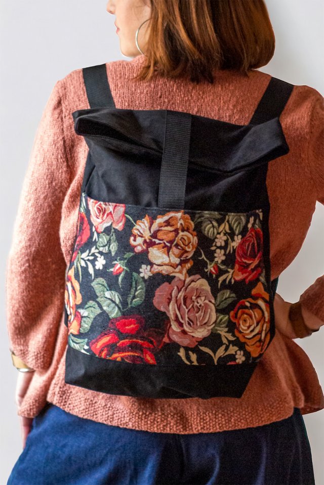 Składany plecak kurierski w kwiaty z żakardu