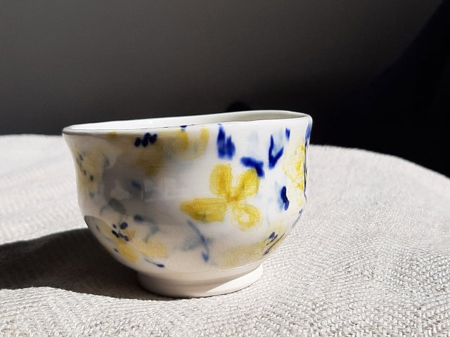Porcelanowa czarka do herbaty. Ręcznie malowana w japońskim stylu. Impresja - kaczeńce.