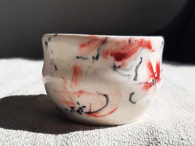 Czarka z porcelany do herbaty. Ekspresja - Czerwone kwiaty