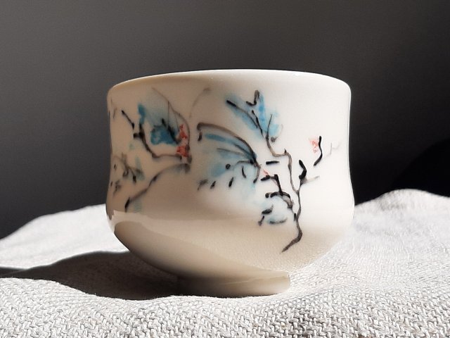 Porcelanowa czarka do herbaty, ręcznie malowana, turkusowe motywy roślinne