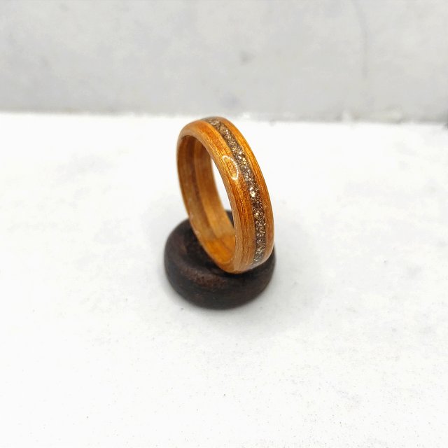 Pierścionek z drewna Teak - Teak z Ciemno Złotym wypełnieniem  - wyjątkowy prezent - drewniany pierścionek dla kobiety - Pierścionek z forniru