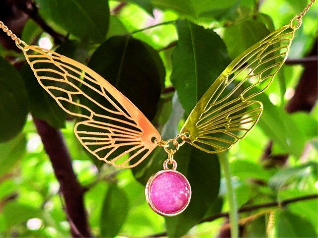 Naszyjnik MIDSOMMAR – Motyl w kolorach złota i różu