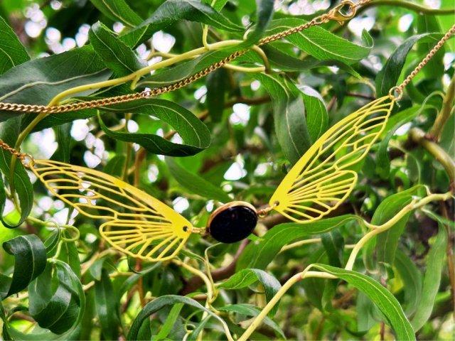 Naszyjnik MIDSOMMAR – Motyl w kolorach złota, żółci i czerni