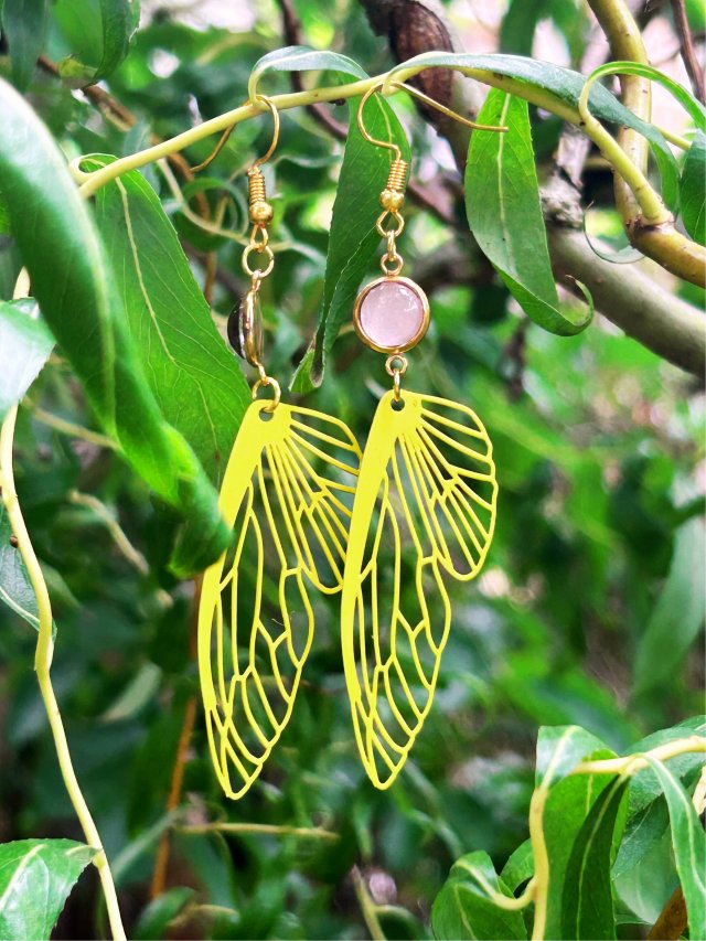Kolczyki MIDSOMMAR – Motyl w kolorach złota, żółci i różu