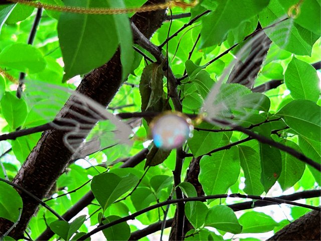 Naszyjnik MIDSOMMAR – Motyl w kolorach złota i bieli