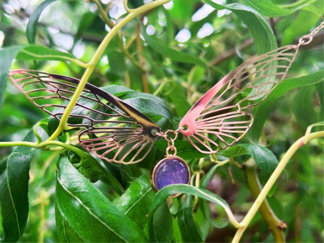 Naszyjnik MIDSOMMAR – Motyl w kolorach różowego złota i lawendy