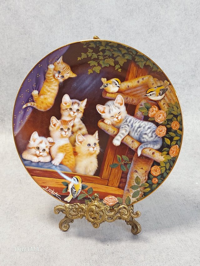 PORCELANOWY KOLEKCJONERSKI TALERZ JURGEN SCHOLZ FRISKY FELINES KITTEN CAPERS BRADEX COLLECTORS PLATE