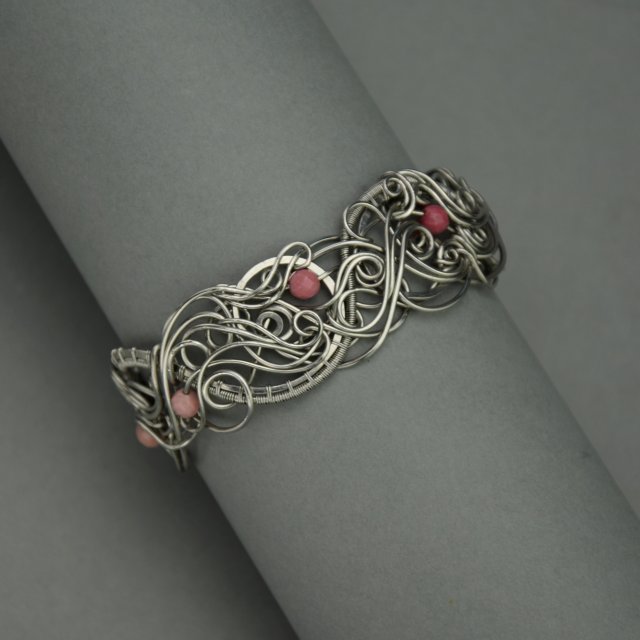 Bransoleta szeroka różowy rodonit, wire wrapping, stal chirurgiczna, unikatowa bransoletka