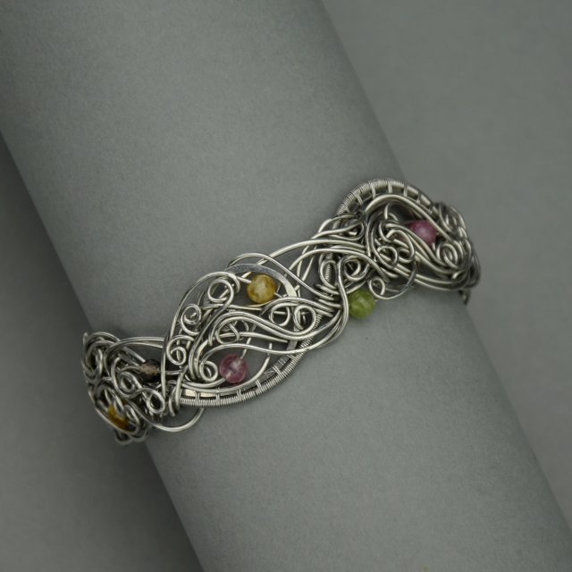 Bransoleta szeroka kolorowy turmalin, wire wrapping, stal chirurgiczna, unikatowa bransoletka