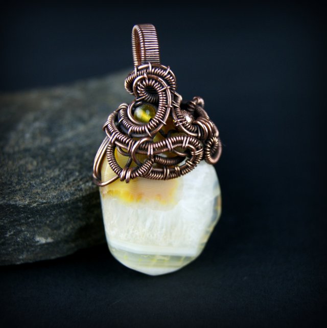 Wisiorek wire wrapping z żółtymi agatami