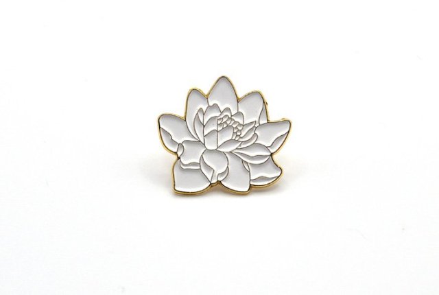 Pin broszka lotus flower lotos biało złoty