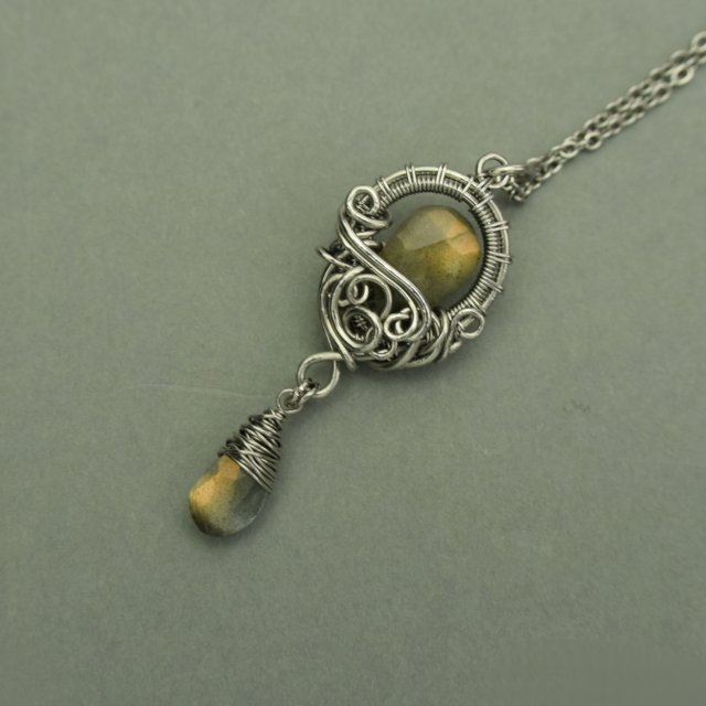 Długi wisiorek z labradorytami, wire wrapping, stal chirurgiczna, labradoryt