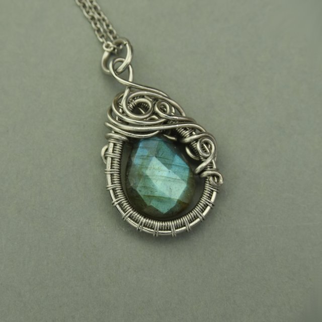 Wisiorek z niebiesko zielonym labradorytem, wire wrapping, stal chirurgiczna, labradoryt